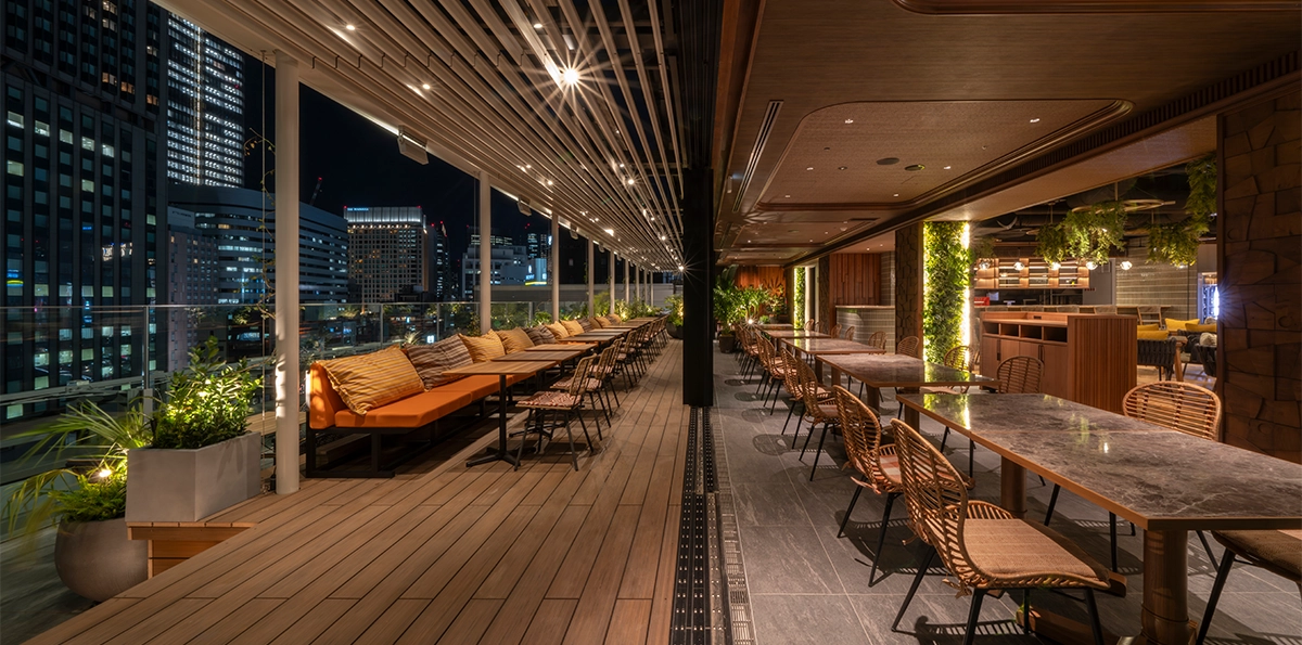 호텔 최상층 레스토랑에서 저녁 식사