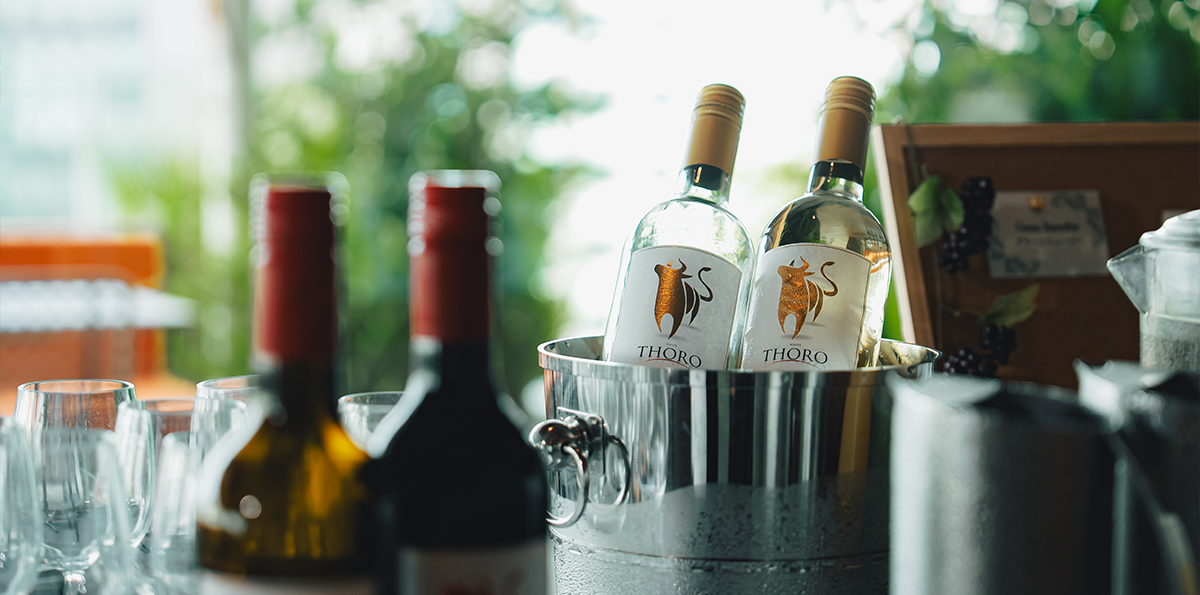 아침 와인과 함께 시작하는 호화스러운 아침