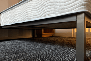 침대 아래 수납 공간