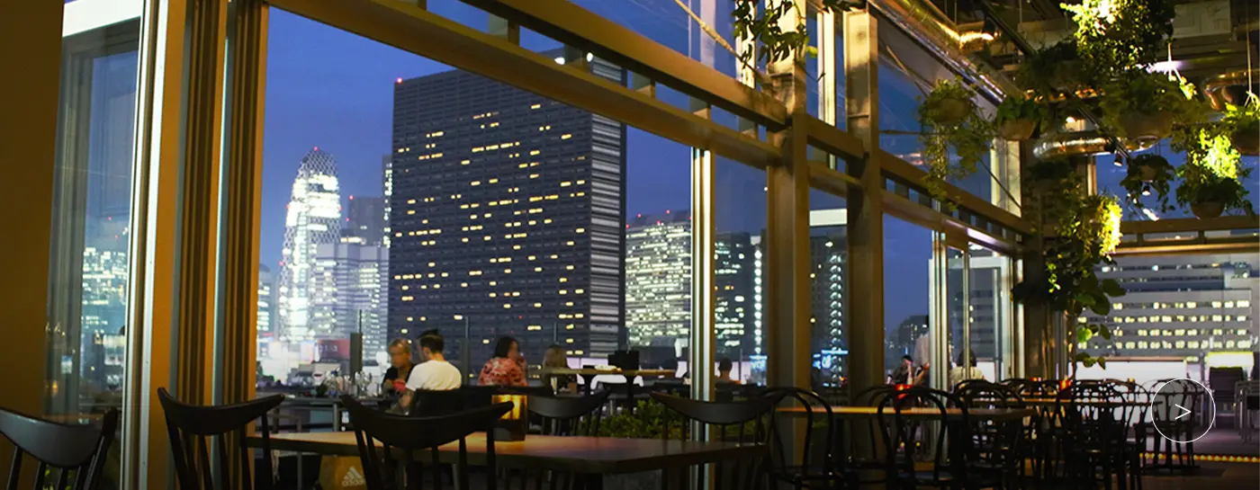 개방감 넘치는 Roof Top Bar