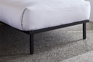 침대 아래 수납 공간